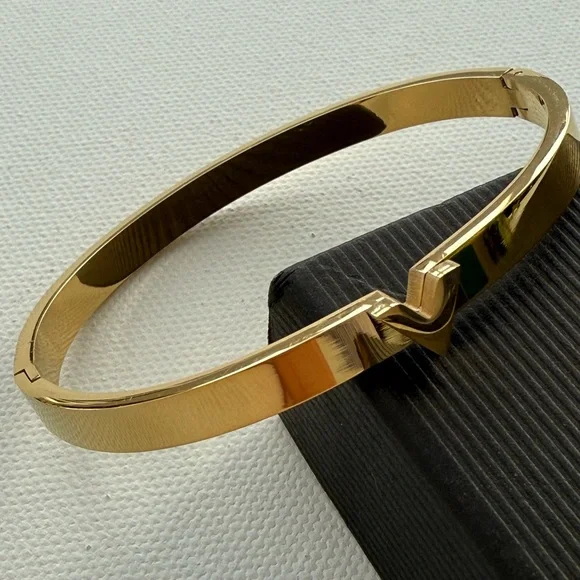 V Letters Bracelet | 316L Stainless Steel | Edgy & Modern - Picture 9 of 15